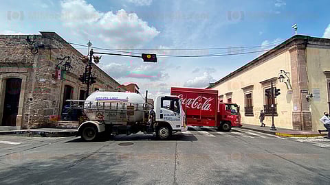 Fue cerca de las 13:00 horas que los normalistas comenzaron con el bloqueo en avenida Madero, así como en Acueducto