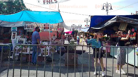 La vida cotidiana sigue su curso, hay turistas que prefieren pasar los puestos del FNLS