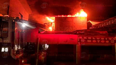 Socorristas controlaron el fuego para que no se extendiera a otros negocios y posteriormente lo apagaron