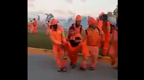 En videos se aprecian los momentos cuando a los empleados se les arrojan gases lacrimógenos y se escuchan detonaciones