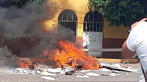 Vandalizan y queman oficinas de la CNTE en Morelia
