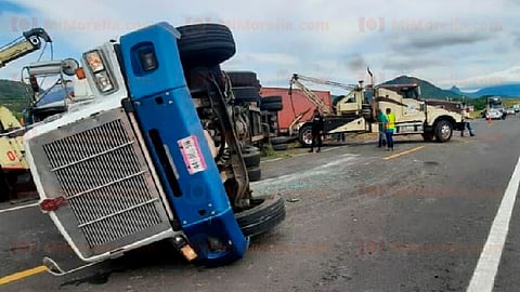La versión del chofer es que un automóvil lo trató de rebasar y le hizo perder el control del volante