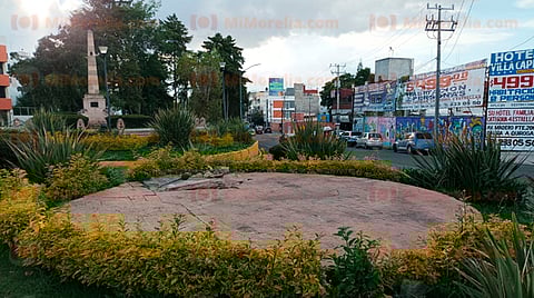 El ancla es un monumento en memoria a un teniente y un cadete de la heroica escuela naval militar que murieron en defensa de la patria