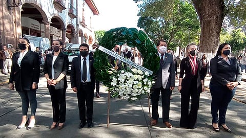 Autoridades del Gobierno Municipal recordaron y honraron la memoria de Gertrudis Bocanegra con una ofrenda floral