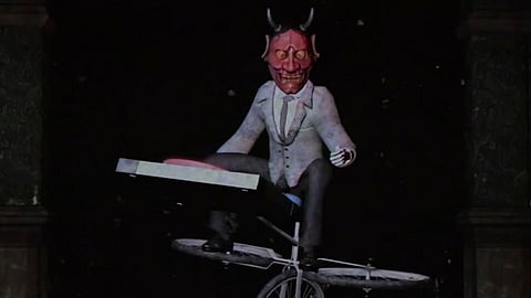 Ballenas policías, sillas con motosierras, un botón que es constantemente apuñalado y una copia de Billy de “Saw” son parte de la trama