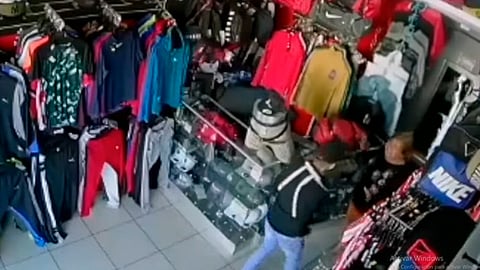 En las imágenes se puede ver como el ladrón llega hasta el local de la mujer, aparentando ver los artículos en venta