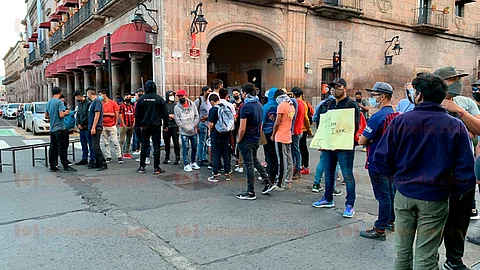 Calles aledañas a la avenida principal también están cerradas