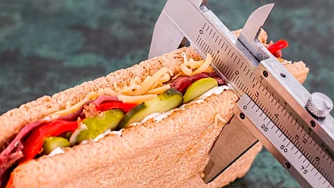 De acuerdo con información consultada por el Laboratorio de Datos contra la Obesidad, la clave está en el tipo de alimento y en la aportación nutricional o ingredientes críticos que contengan