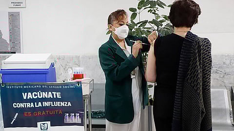 Más de seis mil enfermeras, enfermeros y demás personal de salud aplicarán la inmunización en mil 600 Unidades de Medicina Familiar y módulos