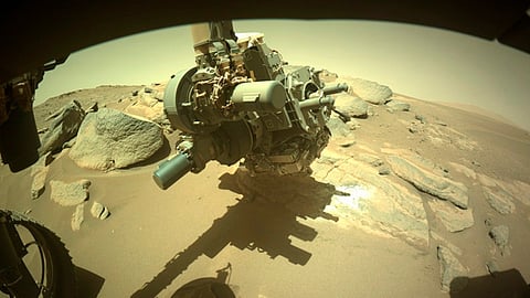 El róver envió imágenes para mostrar lo que había debajo de la capa superior que parece ser un grupo de minerales y sedimentos granulados