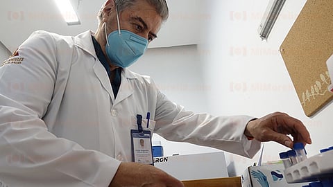 Uno de los proyectos es vacunas a menores "sanos" de entre seis y 17 años de edad, explicó el especialista