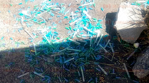 En las imágenes se aprecian los instrumentos médicos que están abandonados