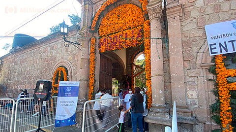 El flujo vehicular es complicado en las inmediaciones del panteón debido a la venta de flores y alimentos