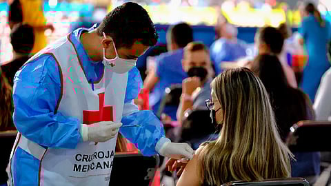 Se instalarían módulos de seguridad en aeropuertos o terminales de autobuses donde se supervisaría que las personas cuenten con el certificado