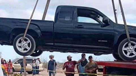 La camioneta fue levantada por una grúa para posteriormente ser colocada en un terreno en donde se aprecia la excavación