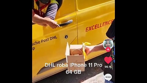 Se escucha decir a los destinatarios que la caja al parecer tenía alteraciones, como si la hubieran abierto