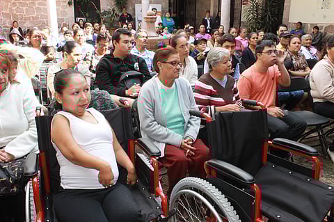 Las discapacidades que se atienden son las auditivas, visuales, motrices, intelectuales y psicosociales