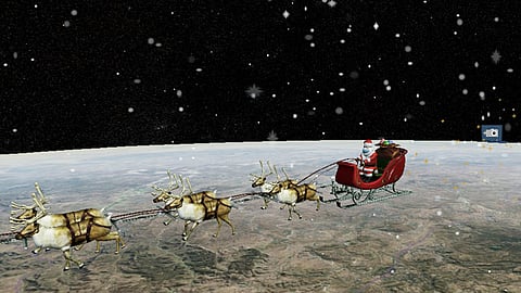 La transmisión muestra cuál fue el último lugar que visitó Santa Claus, cuál es el país al que se dirige y el tiempo estimado en que llegará