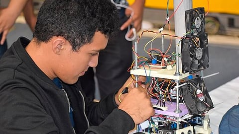 El titular del CECyTE Michoacán, Víctor Báez, reconoció el trabajo de los asesores al emprender nuevos proyectos con los estudiantes