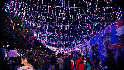 Ofrecen un espectáculo de luces, con venta de gastronomía mexicana