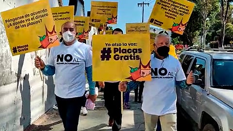 Militantes del PRD salieron a la calle con playeras que tenían la leyenda "placas gratis"