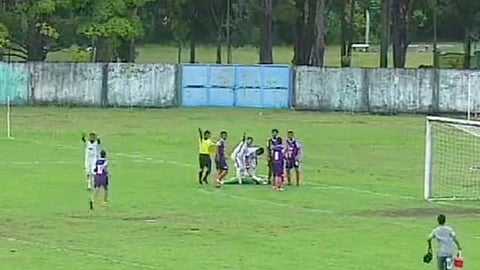 Fue durante el primer tiempo del encuentro entre el Tornado FC Pekanbaru y el Wahana, un juego de futbol correspondiente a la Ligue 3 de Indonesia