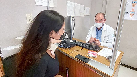 Cuando el daño a la salud es por accidente o enfermedad producidos dentro del trabajo, se otorga una Incapacidad por el ramo de Riesgo de Trabajo