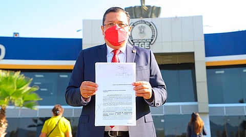 En las instalaciones de la Fiscalía General del Estados de Michoacán, el legislador dijo que la denuncia es "contra quien resulte responsable"