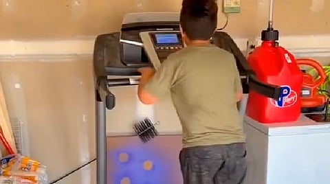 Pone a sus hijos a caminar 12 mil pasos al día para ganarse el derecho de usar su consola