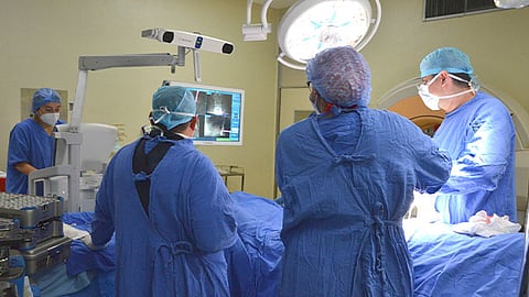 A través de un sistema de navegación tridimensional, aumenta la precisión de la intervención, mejora protocolos y reduce exposición radiológica