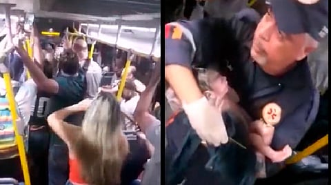 Un miembro del Servicio de Atención Móvil de Urgencia sale del autobús con el recién nacido en brazos