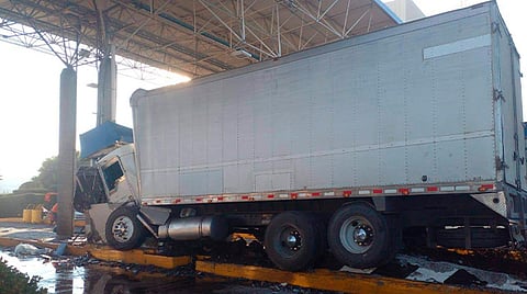 Tráiler sin frenos se impacta contra caseta de cobro de Panindícuaro, Michoacán