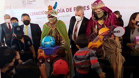 El gobernador también partió la tradicional rosca de reyes
