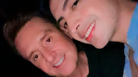 El joven se dejó ver en una foto junto al conductor de Ventaneando