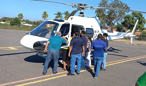 Durante el vuelo, los paramédicos de la SSP estuvieron atentos a los signos vitales del hombre