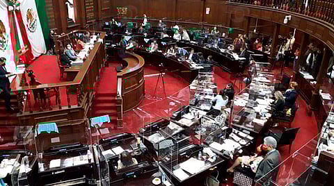 Durante la sesión del pleno legislativo los diputados colocaron pañuelos verdes para mostrar apoyo al aborto y otros azules como señal de defender la vida