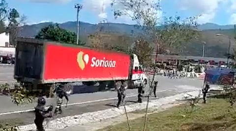 El vehículo terminó estrellado contra un inmueble de información turística