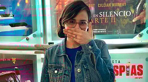 Ella compartió una fotografía del momento a través de su cuenta de Twitter en donde le pedía a la cadena de cines si la dejaría hacer una sesión de fotos para su boda