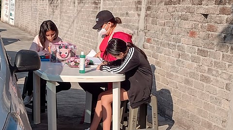 Alumnos toman clases en la calle por toma de primaria Libertad; exigen solución