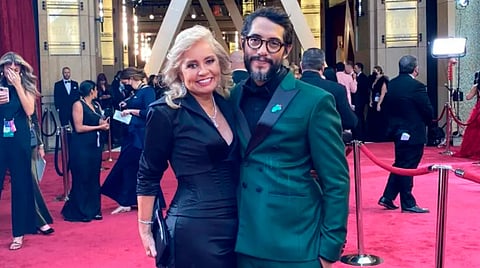 Con vestido de michoacano, Carla Estrada se hace presente en los Premios Óscar