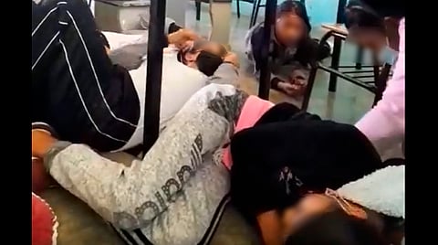 En los materiales que fueron subidos a redes sociales un masculino contó que niños y maestros fueron sitiados por las balaceras