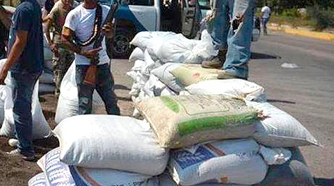 En San Juan Nuevo Parangaricutiro están en pláticas para retirar una que se encuentra en la entrada, dice Bedolla
