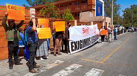 Con cierre vial maestros de Técnica 3 piden director para la secundaria