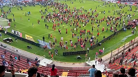 En algunas imágenes se puede observar que algunos aficionados usaron tubos y hasta sillas para agredir a los contrarios