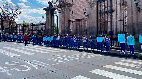 Este lunes integrantes del FNERRR protestaron sobre las aceras de la avenida Madero de Morelia