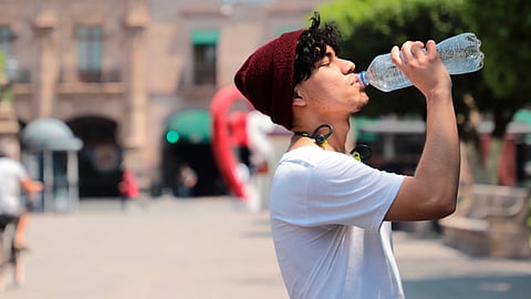 El golpe de calor se caracteriza por la exposición prolongada de altas temperaturas ambientales