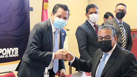 Se distinguieron a los trabajadores que cumplieron 25, 30 y 40 años de servicio y para los servidores públicos de nivel operativo cada 5 años se hace una distinción