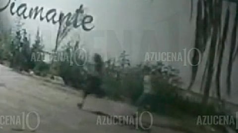 Nuevos videos revelan a Debanhi y a hombre que la persigue afuera de la fiesta