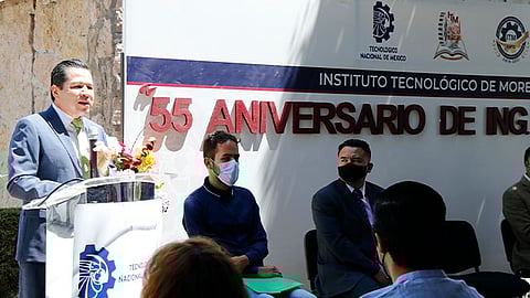 Develaron una placa conmemorativa en la que simboliza logros y éxitos de sus alumnos, egresados y su personal docente, administrativo y de apoyo