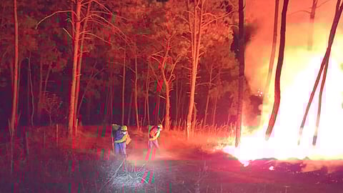 Se trabaja arduamente para extinguirlo completamente y enfriar el lugar